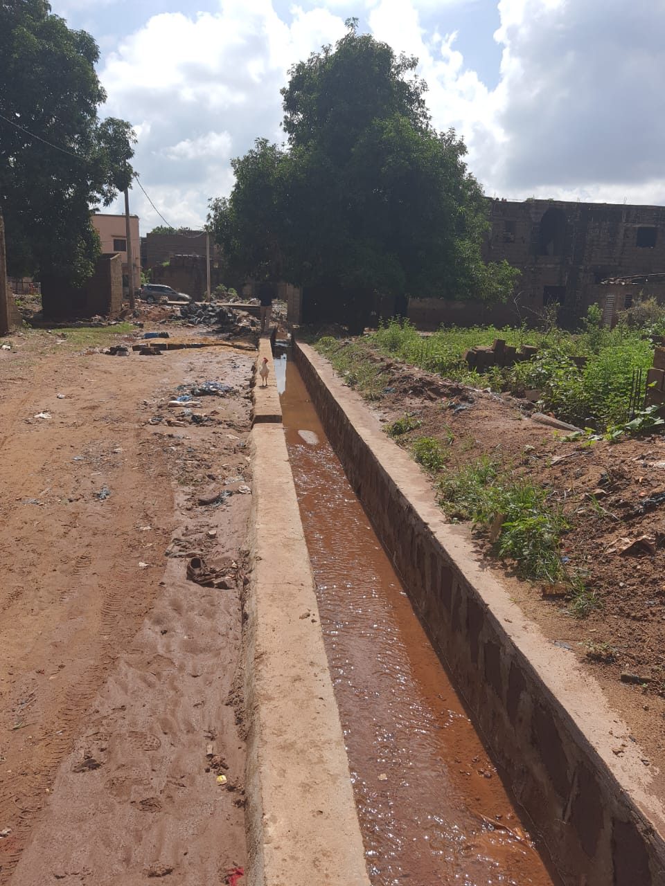 MOHA COM SARL - travaux BTP, voirie et ouvrages de drainage au Mali - caniveau/drainage en chantier
