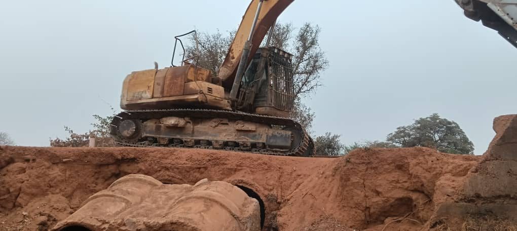 MOHA COM SARL - travaux BTP, voirie et ouvrages de drainage au Mali - terrassement avec engin de chantier