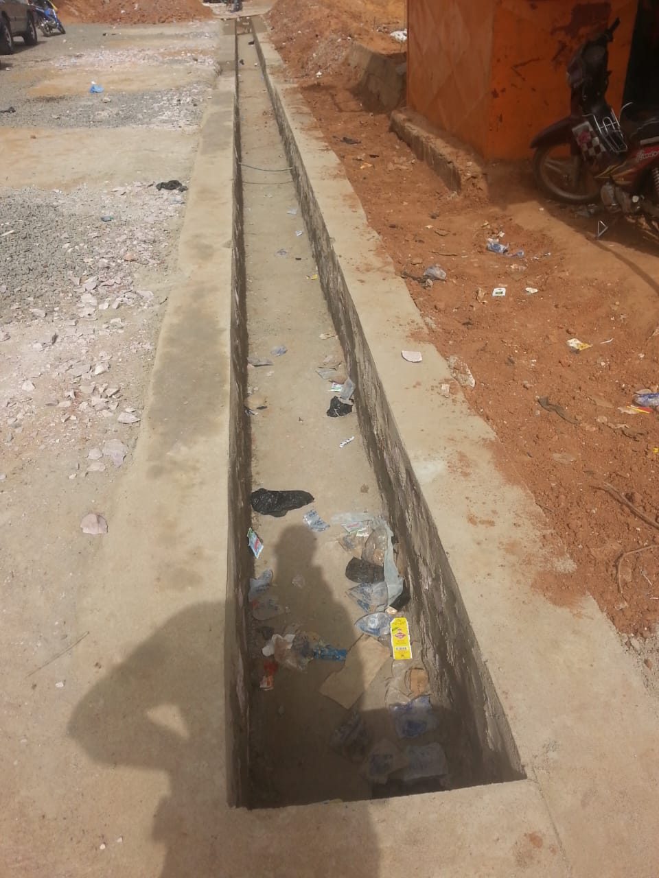 MOHA COM SARL - travaux BTP, voirie et ouvrages de drainage au Mali - caniveau/drainage en construction