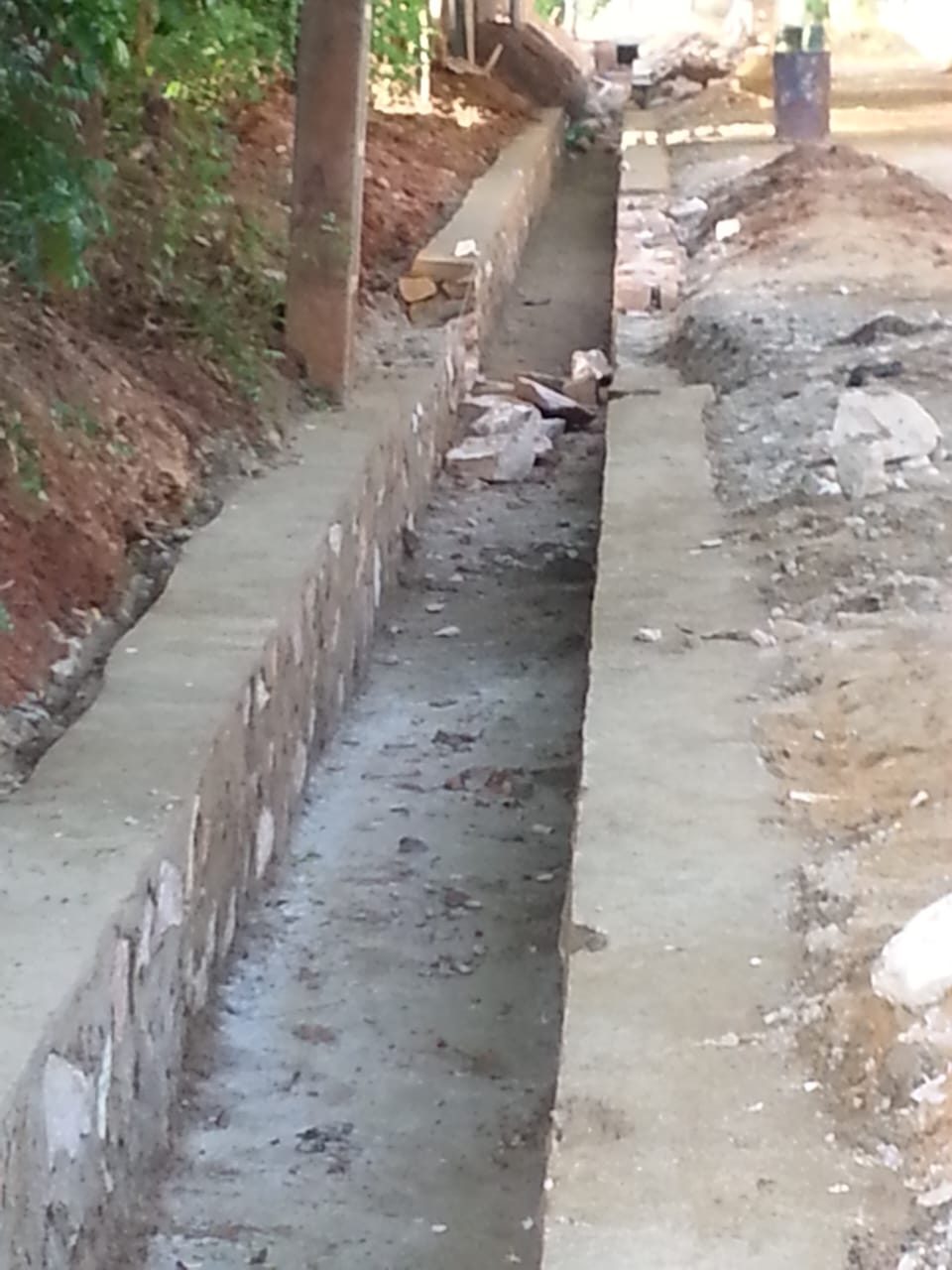 MOHA COM SARL - travaux BTP, voirie et ouvrages de drainage au Mali - caniveau/drainage en construction