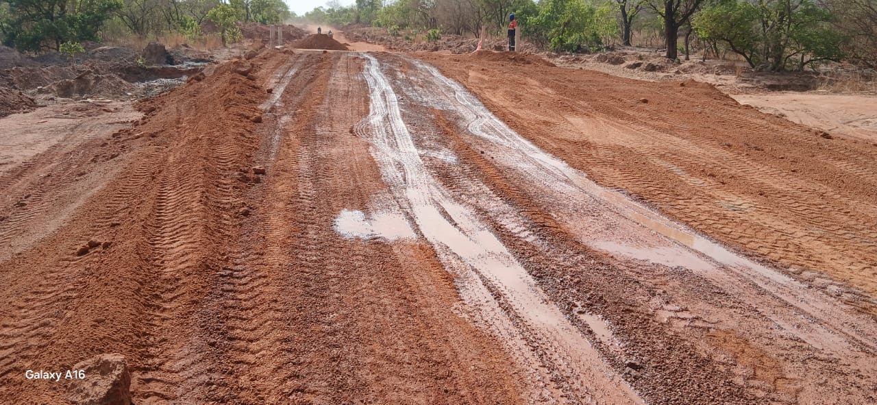 MOHA COM SARL - travaux BTP, voirie et ouvrages de drainage au Mali - route/terrain avant travaux