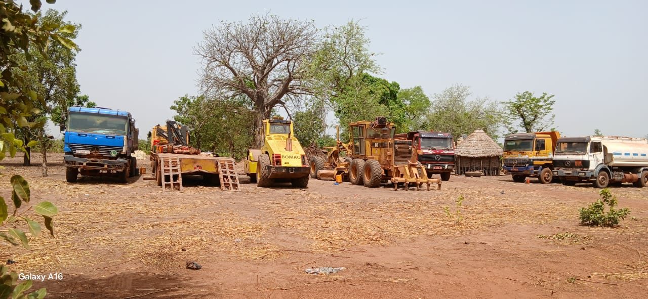 MOHA COM SARL - travaux BTP, voirie et ouvrages de drainage au Mali - chantier avec engins