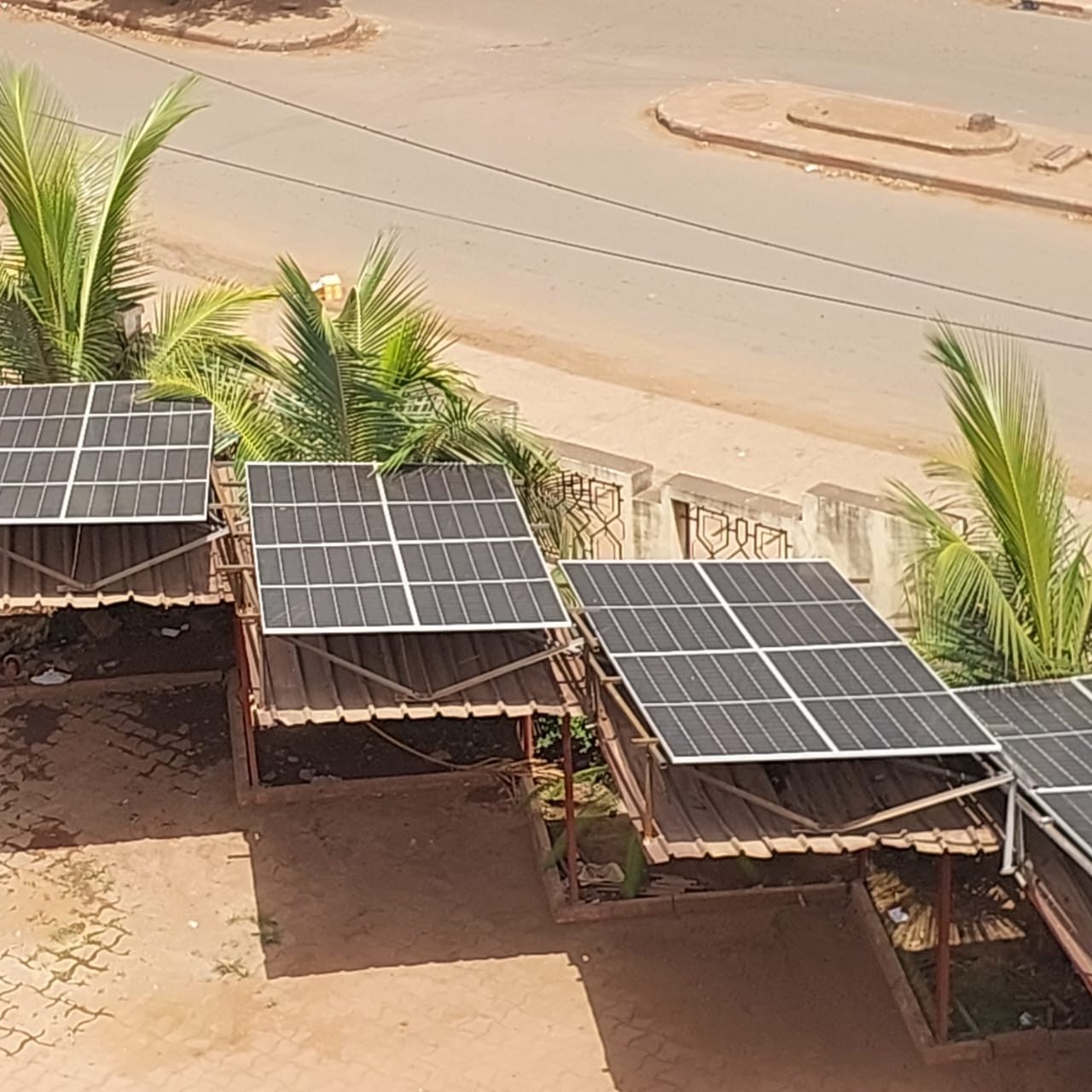Panneaux solaires installés par MOHA COM SARL au Mali