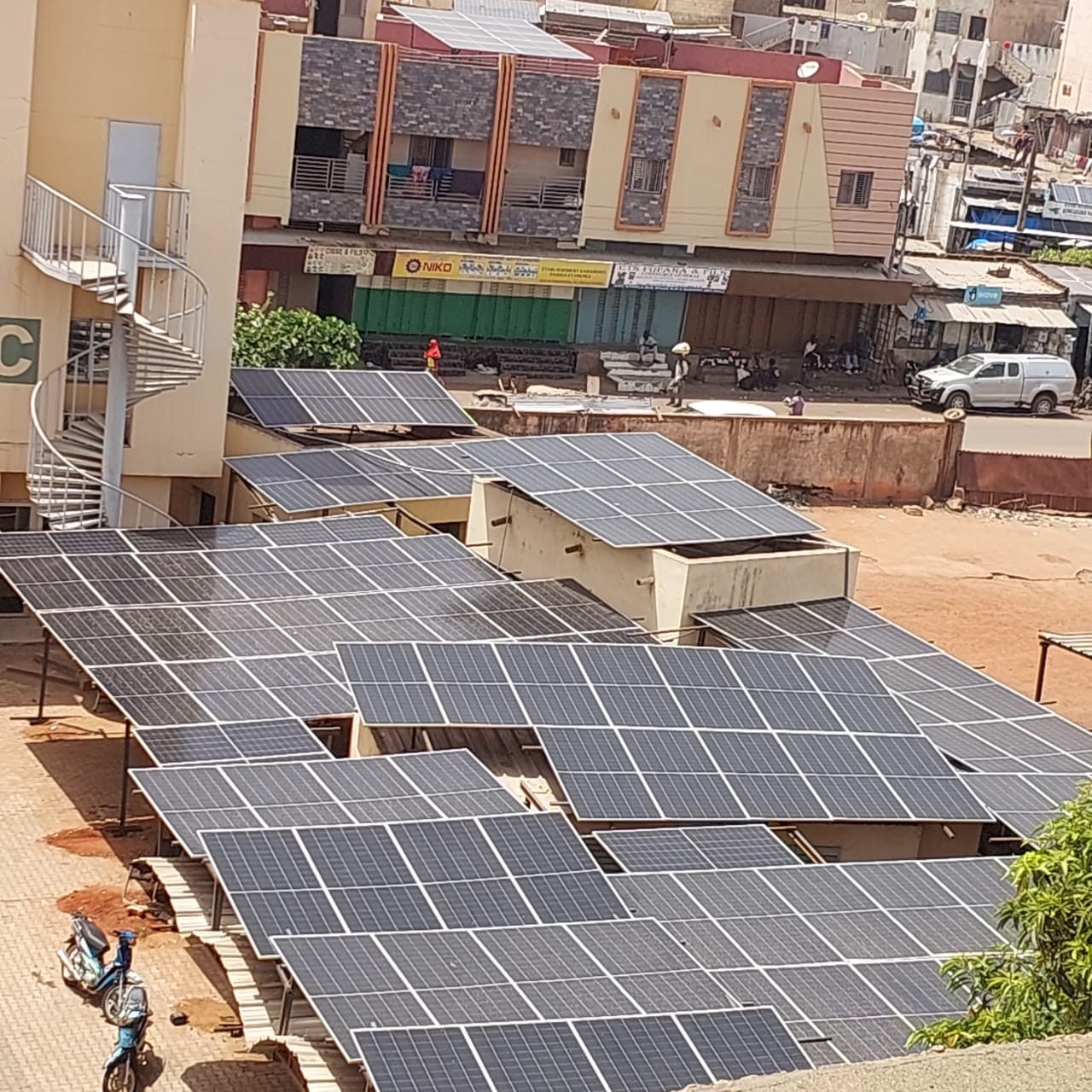 Panneaux solaires installés par MOHA COM SARL au Mali
